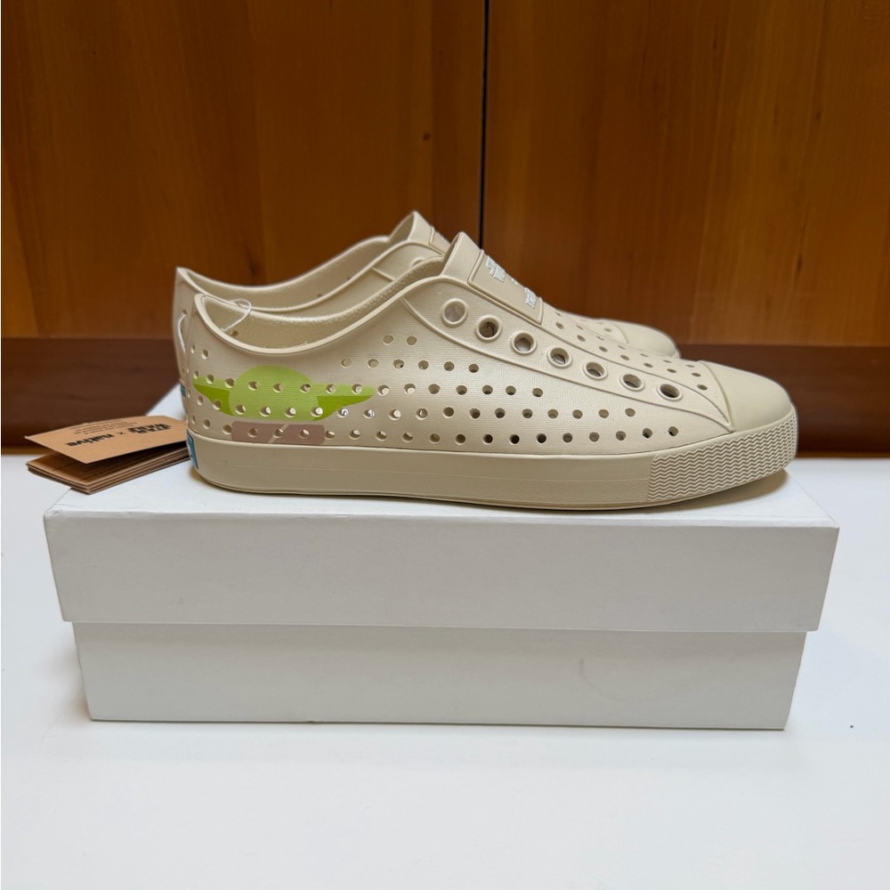 Native x Star Wars NWT Grogu Mandalorian Cream and Green Shoes